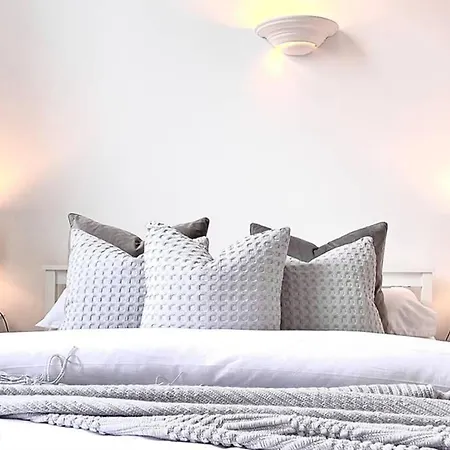 County House - The White