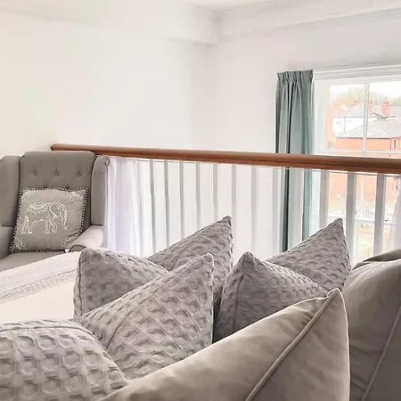 County House - The White Apartment