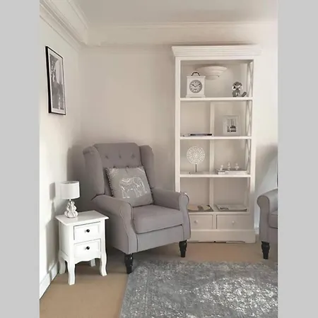 County House - The White Apartment