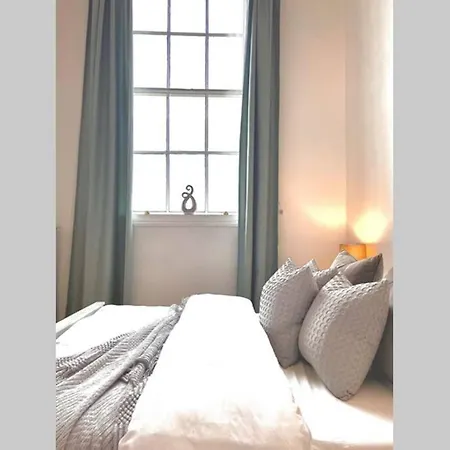 County House - The White York