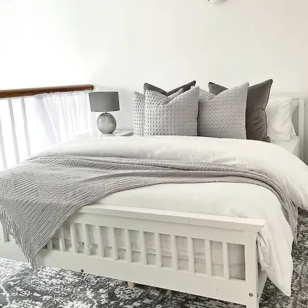 County House - The White Apartment