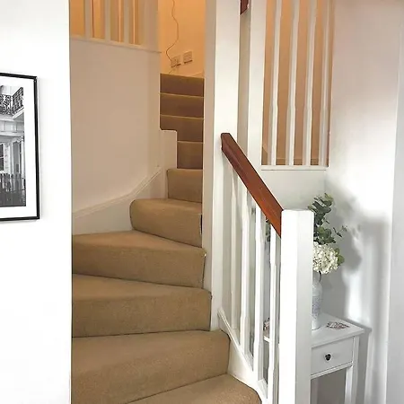 County House - The White Apartment *